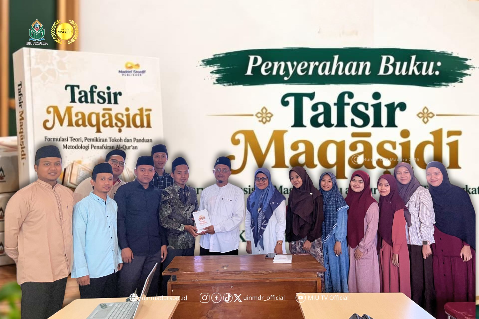 Perkaya Khazanah Kajian Al-Quran, Mahasiswa Prodi Magister IQT Serahkan Buku "Tafsir Maqāṣidī" kepada Kaprodi MIQT