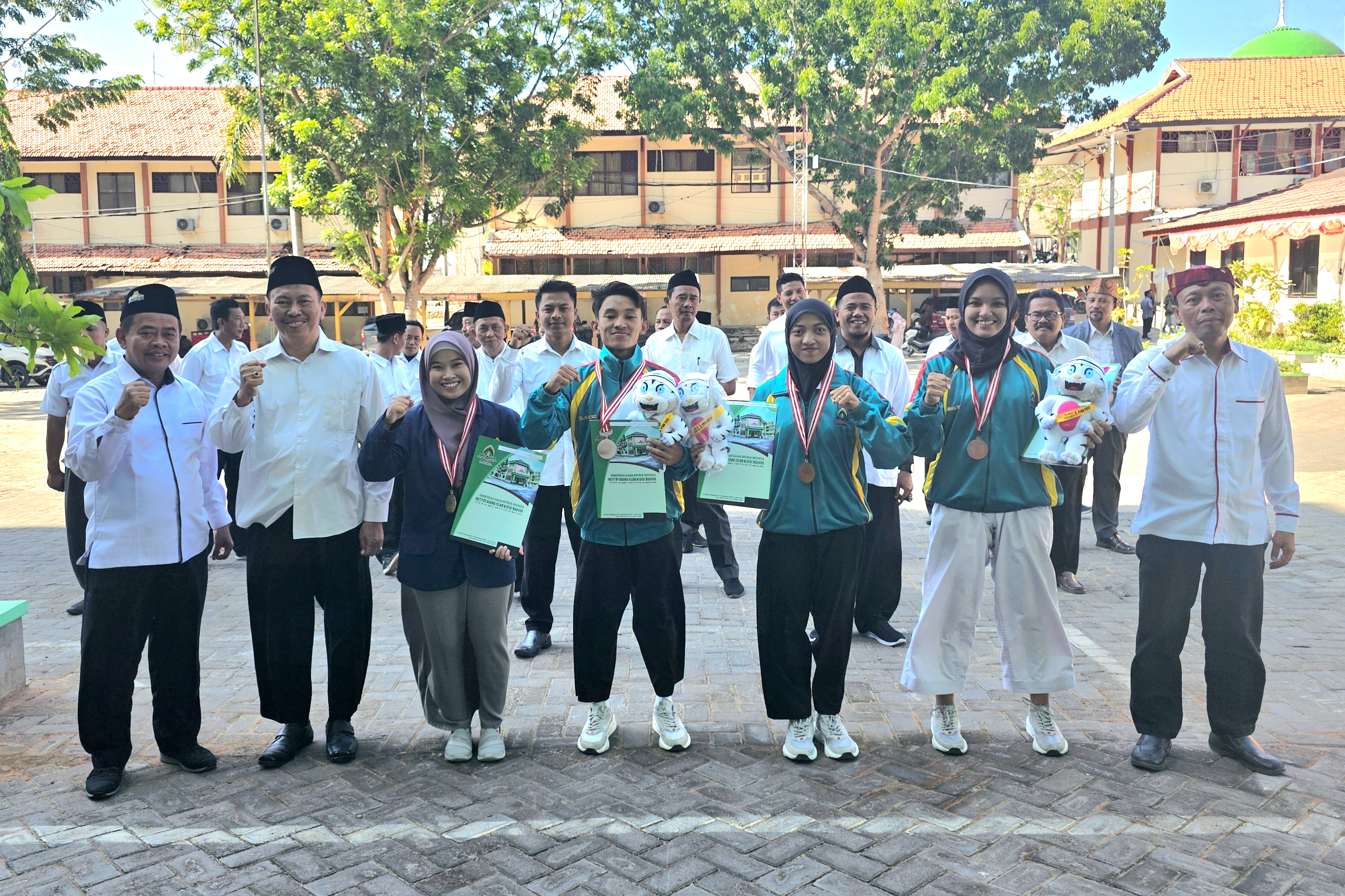 Pemberian Penghargaan Kepada Kontingen IAIN Madura pada PORSI JAWARA I PTKN 2023