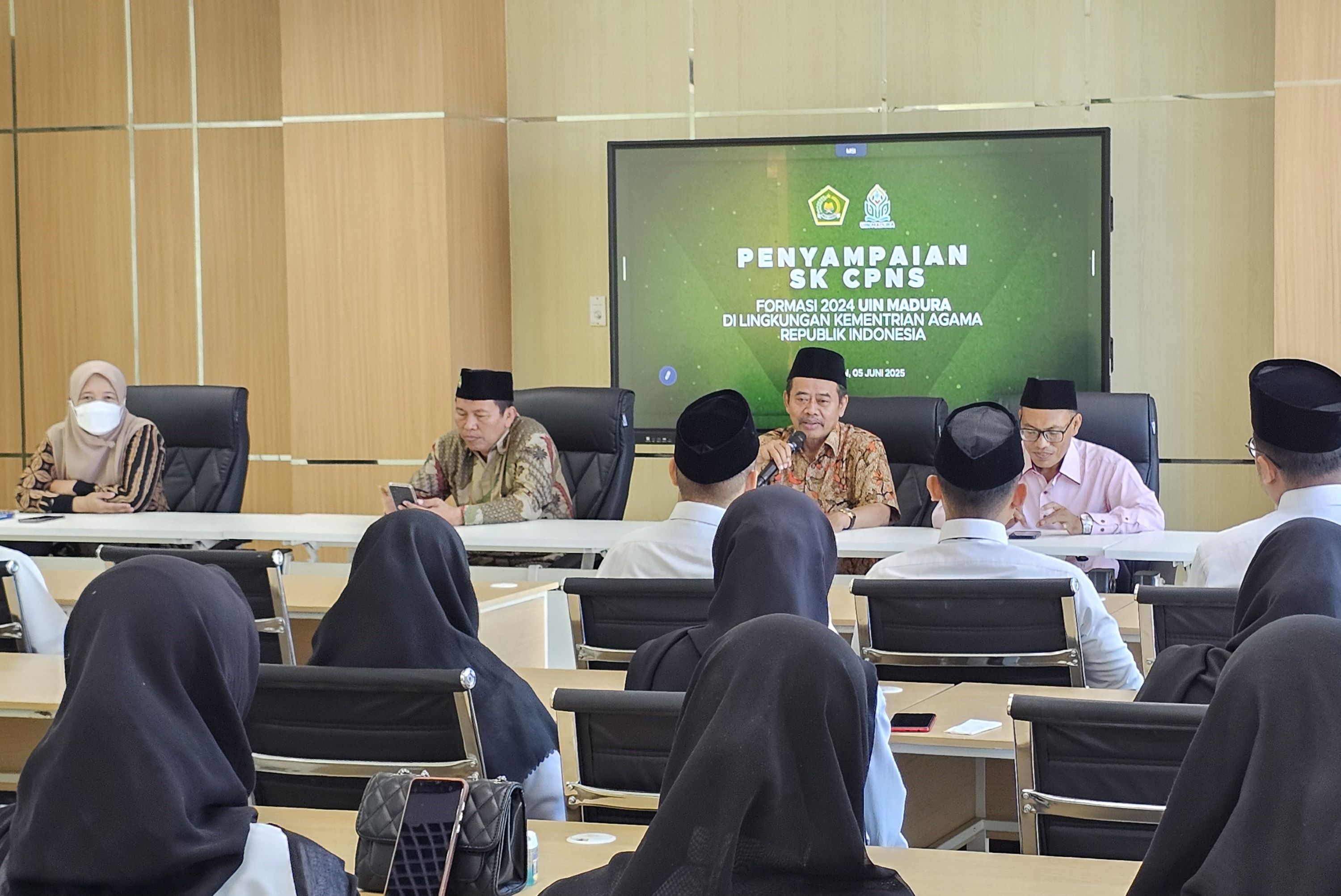 Rektor Serahkan SK CPNS Formasi 2024: Tegaskan Komitmen terhadap Nilai Kebangsaan dan Perubahan Sosial