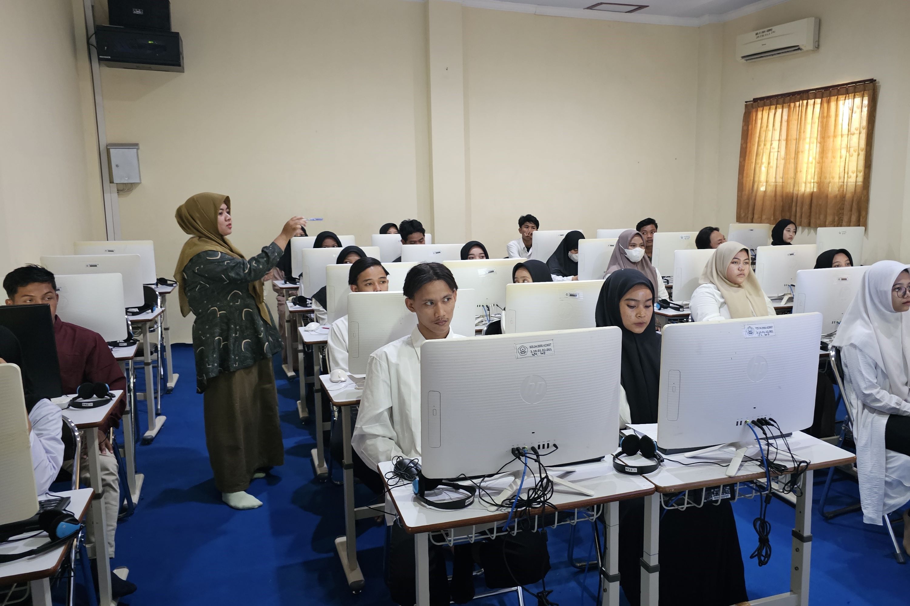 Pelaksanaan Ujian SSE UMPTKIN 2025 Hari Ke-2 di UIN Madura Berjalan Penuh Antusiasme dan Layanan Prima dari Panitia