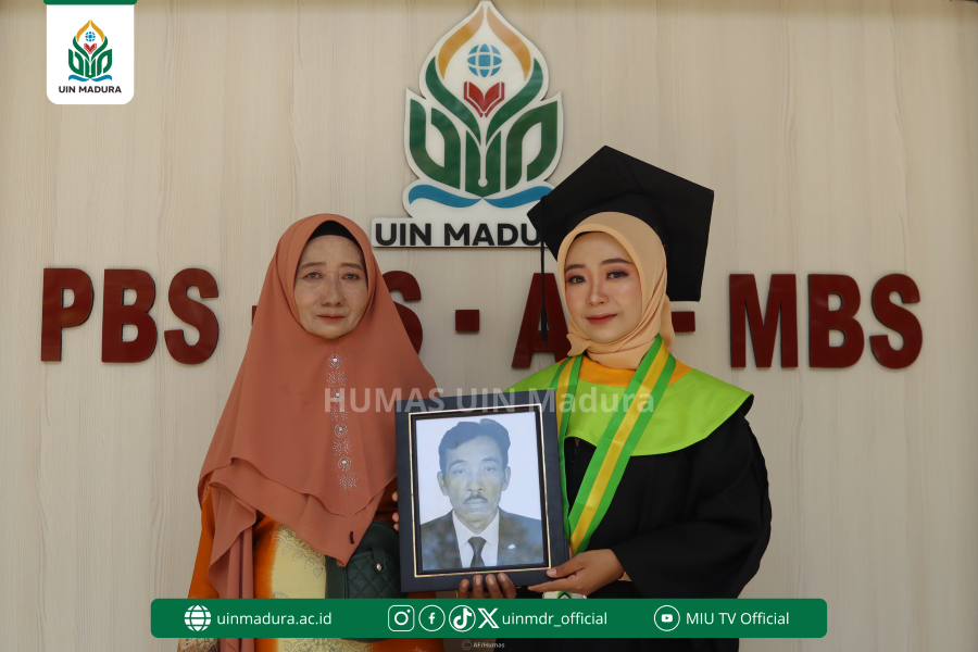 Kisah Haru Wisudawati UIN Madura, Bawa Foto Almarhum Ayah Saat Wisuda