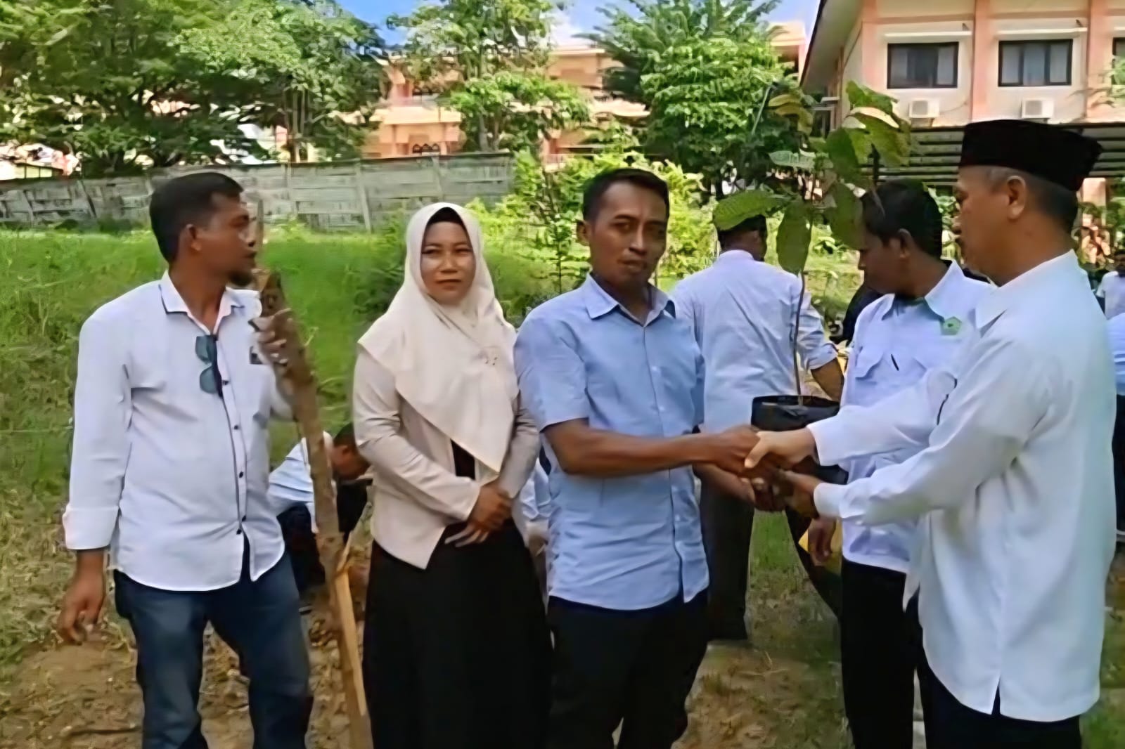 51 Calon PPPK IAIN Madura Lakukan Penanaman Pohon sebagai Wujud Dukungan Ekoteologi Kemenag RI