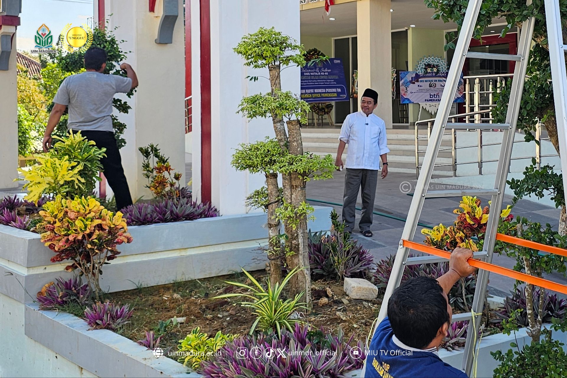 Semarak Dies Natalis ke-60, Rektor Pimpin Kegiatan Bersih-Bersih Lingkungan Rektorat UIN Madura